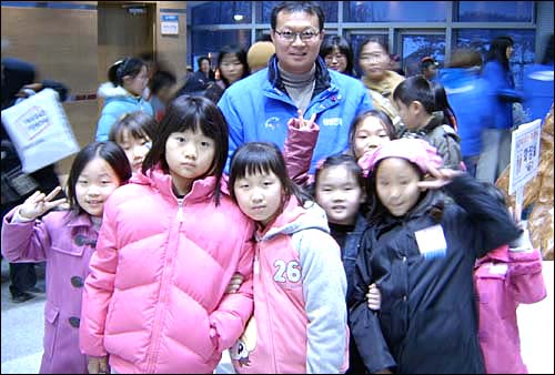 자매학교 어린이들과 점프 공연을 관람한 뒤 아이들과 사진촬영하고 있는 김성철 차장. 